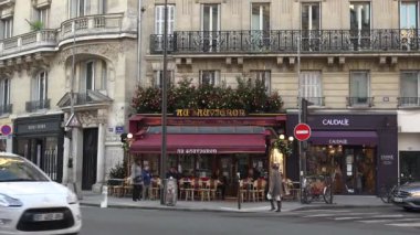 Paris, Fransa-2017 yaklaşık: şehir Sokak Manzaralı kırmızı Restoran, açık kafe ve yol, ultra hd 4 k geçiş insanlar