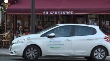 Paris, Fransa-2017 yaklaşık: şehir Sokak Manzaralı kırmızı Restoran, açık kafe ve yol, ultra hd 4 k geçiş insanlar