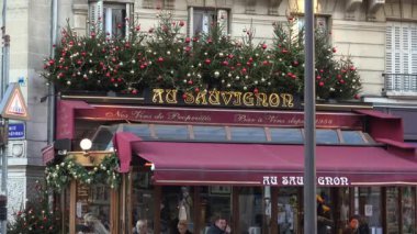 Paris, Fransa-2017 yaklaşık: şehir Sokak Manzaralı kırmızı Restoran, açık kafe ve yol, ultra hd 4 k geçiş insanlar