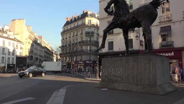 PARÍS, FRANCIA-circa 2017: Escultura Art Nouveau The CENTAURE del famoso artista CESAR, de unos 5 pies de altura, instalada en 1985 y ubicada en la plaza Michel Debre . — Vídeos de Stock
