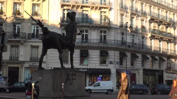 Paris, Frankrike-circa 2017: Art Nouveau skulptur The Centaure av berömda konstnären Cesar, ca 5 fot hög, installerat 1985 och ligger i den fyrkantiga Michel Debre. — Stockvideo