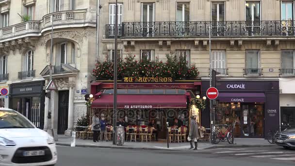 パリ、フランス-2017 年頃: 赤いレストラン、屋外カフェ、ウルトラ hd 4 k の道を渡る人々 を街 — ストック動画