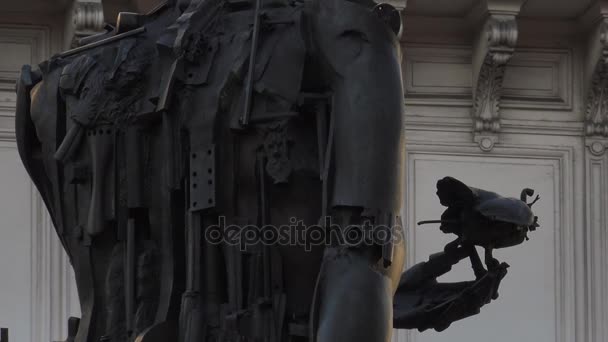 Париж, Франція-близько 2017: модерн скульптура The Centaure відомого художника Сезара, близько 5 футів, встановлені в 1985 році і розташований в квадратних Дебре Мішель. — стокове відео