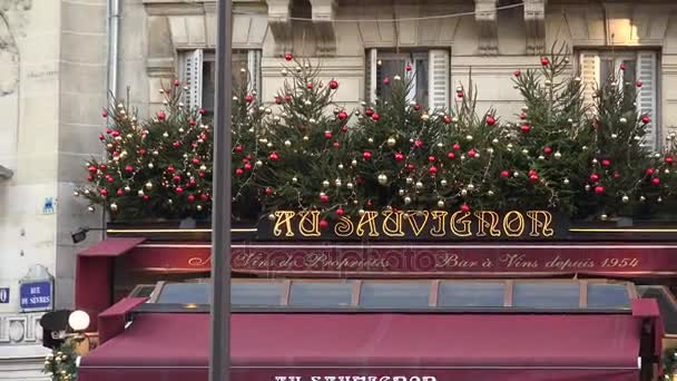 Paris, Frankrijk-circa 2017: straat met zicht op rode restaurant, terras en mensen het oversteken van de weg, ultra hd 4k — Stockvideo