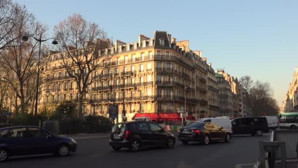 Paris, Frankrike - circa 2017: skärningspunkten mellan gatan Raspail och Sevres Babylone, med trafik bilar, ultra hd 4k — Stockvideo