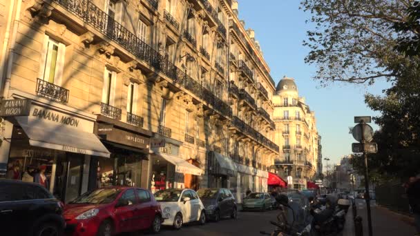 PARIS, FRANÇA - circa 2017: O cruzamento de rua Raspail com Sevres e Babylone, com carros de trânsito, ultra hd 4k — Vídeo de Stock