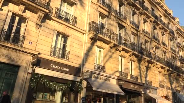 PARIS, FRANÇA - circa 2017: O cruzamento de rua Raspail com Sevres e Babylone, com carros de trânsito, ultra hd 4k — Vídeo de Stock