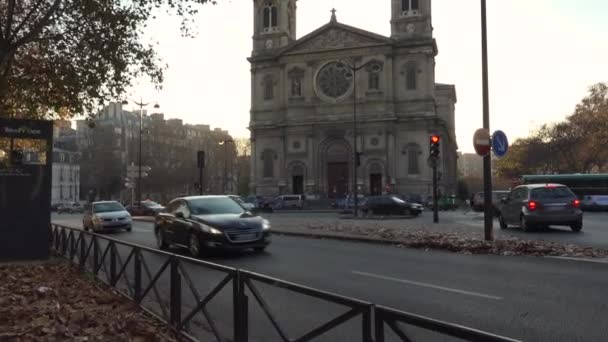 PARIS, FRANCE - circa 2017 : L'église cathédrale Saint François Xavier, avec des voitures de circulation au coucher du soleil, Paris, ultra hd 4k — Video