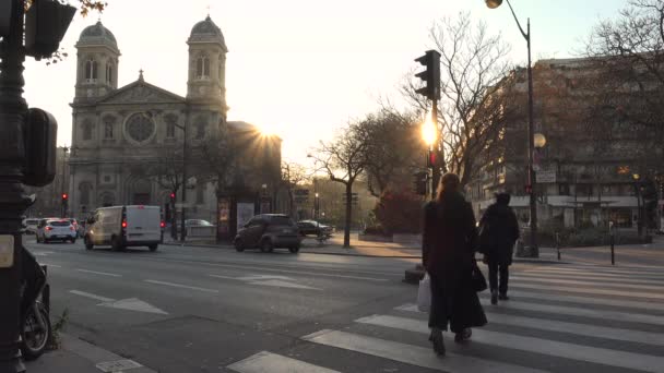 巴黎, 法国-大约 2017: 圣弗朗西斯·泽维尔大教堂教堂, 在日落, 巴黎, 超高清4k 的交通车辆 — 图库视频影像