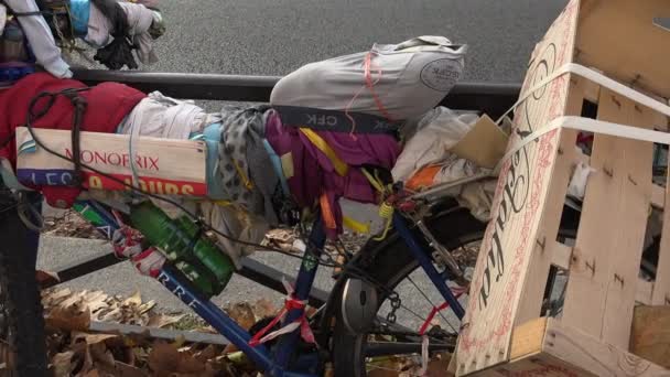Paris, Francja - circa 2017: dziwaczny rower improwizowane z odpadów w samym sercu Paryża, ultra hd 4 k — Wideo stockowe