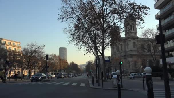 PARIS, FRANCE - circa 2017 : L'église cathédrale Saint François Xavier, avec des voitures de circulation au coucher du soleil, Paris, ultra hd 4k — Video