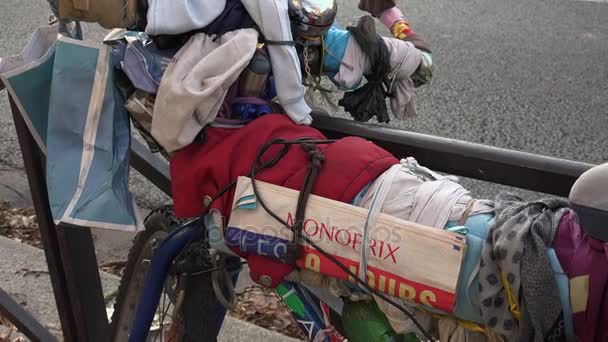 PARÍS, FRANCIA - circa 2017: una bicicleta extraña improvisada con residuos en el centro de París, ultra hd 4k — Vídeos de Stock