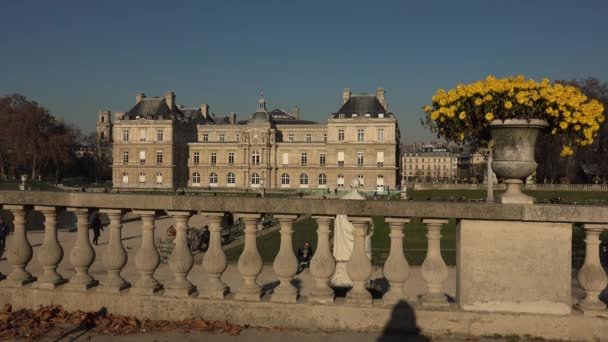 ПАРИЖ-2017: Люксембургские сады в Париже. На 22,5 га, это второй по величине парк в городе, и дворец является домом французского Сената . — стоковое видео
