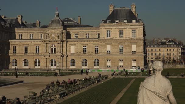 パリ-2017 年頃: パリのリュクサンブール公園。22.5 ヘクタールでそれは都市の二番目に大きい公園と宮殿は、フランス上院の家. — ストック動画