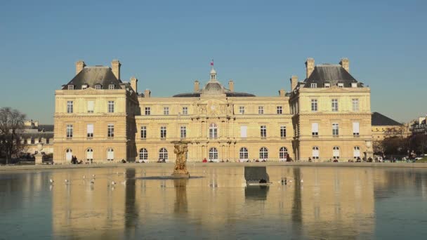 Париж-близько 2017: Люксембурзького саду в Парижі. На 22,5 га це другий за величиною парк в місті, і палац будинку Сенату Франції. — стокове відео
