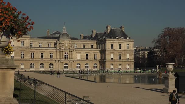 Párizs-2017 kb: Luxemburg-kerthez, Párizs. A 22.5 hektár ez a második legnagyobb park a város, és a palota ad otthont a francia szenátus. — Stock videók