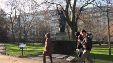 Paris, Fransa - 2017 yaklaşık: yineleme, heykel, özgürlük, Lüksemburg Bahçesi, Paris, ultra hd 4k, eğimli