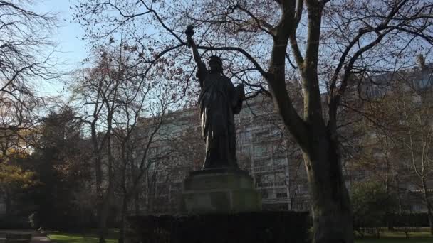 Replica de la Estatua de la Libertad, Jardín de Luxemburgo, París, ultra hd 4k, inclinación — Vídeos de Stock