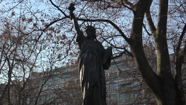 Replica de la Estatua de la Libertad, Jardín de Luxemburgo, París, ultra hd 4k, inclinación — Vídeos de Stock