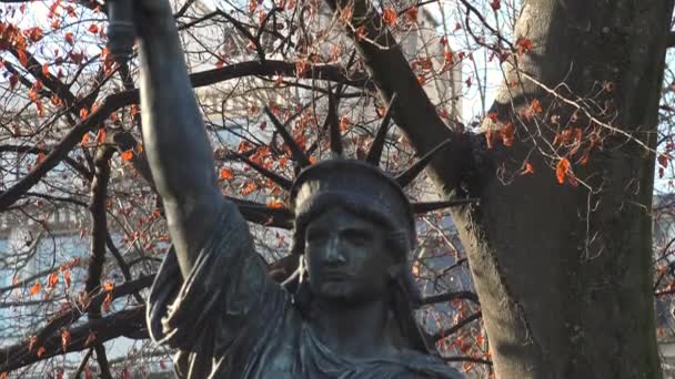 Replica de la Estatua de la Libertad, Jardín de Luxemburgo, París, ultra hd 4k, inclinación — Vídeo de stock