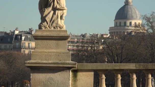 PARIS - circa 2017: Jardins de Luxemburgo em Paris. Com 22,5 hectares, é o segundo maior parque da cidade, e o palácio é a casa do Senado francês. . — Vídeo de Stock