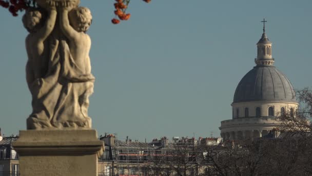 Paryż-circa 2017: Montparnasse w Paryżu. O 22,5 ha jest drugim co do wielkości parku w mieście, a Pałac jest siedzibą francuskiego Senatu. — Wideo stockowe
