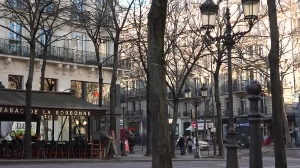 Paris, Frankrike - circa 2017: syn på Sorbonne i Paris. Namnet härrör från College de Sorbonne, som grundades av Robert de Sorbon (1257)-ett första högskolor av medeltida universitet. — Stockvideo