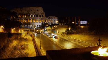 Roma'daki Colosseum görünümüyle bir alev, İtalya