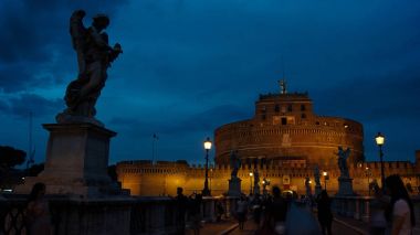 Alacakaranlık, İtalya Roma'nın ünlü Saint Angel kale görüntüleyin.