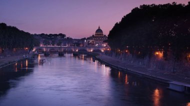 Görünümünü St. Peter's Bazilikası'nın ve Ponte Sant'Angelo günbatımı, Roma, İtalya.