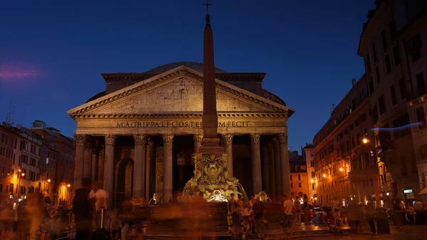 Roma, Itália - por volta de 2017: pessoas andando na rua Pantheon, o caminho para a igreja do Panteão — Fotografia de Stock