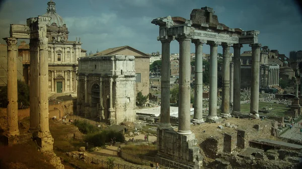 Pohled na Forum Romanum s chrámem Boha Saturna, Řím, Itálie — Stock fotografie