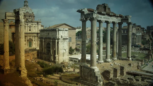 Vista do Fórum Romano com o Templo de Saturno, Roma, Itália — Fotografia de Stock