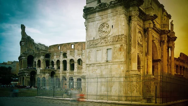 Utsikt över Colosseum och Konstantinbågen, Rom, Italien — Stockfoto