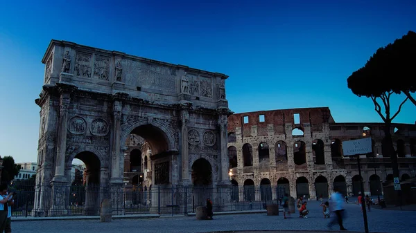 Utsikt över Colosseum och Konstantinbågen, Rom, Italien — Stockfoto
