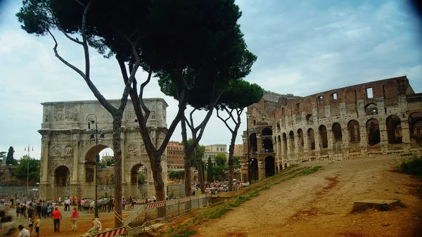 Utsikt över Colosseum och Konstantinbågen, Rom, Italien — Stockfoto