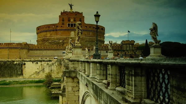 Pohled na slavný hrad Saint Angel v Římě, Itálie. — Stock fotografie
