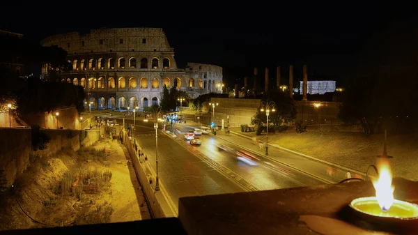 Roma'daki Colosseum görünümüyle bir alev, İtalya — Stok fotoğraf
