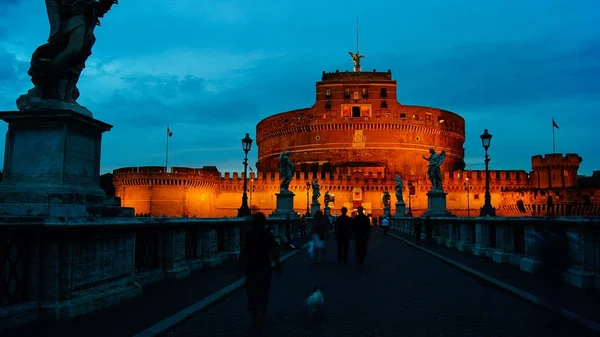 罗马的著名圣天使城堡在黄昏, 意大利的看法. — 图库照片