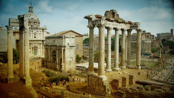 Vue du Forum romain avec le Temple de Saturne, Rome, Italie — Photo