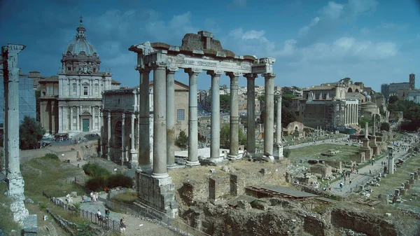 Näkymä Forum Romanille Saturnuksen temppelin kanssa, Rooma, Italia — kuvapankkivalokuva