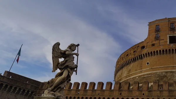 Pohled na slavný hrad Saint Angel v Římě, Itálie. — Stock fotografie