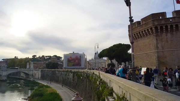 Вид на знаменитый замок Святого Ангела в Риме, Италия . — стоковое фото
