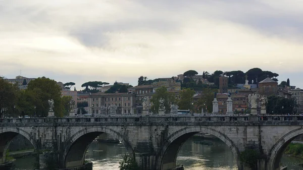 Visa på berömda Saint Angel bron i Rom, Italien. — Stockfoto