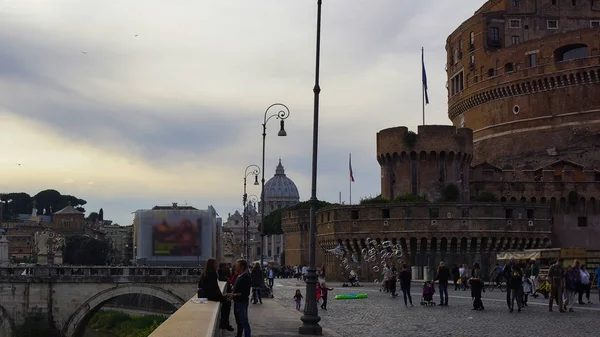 Veduta sul famoso castello di Sant'Angelo a Roma . — Foto Stock