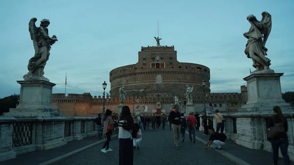 Visa på berömda Saint Angel castle och bro i Rom, Italien. — Stockfoto