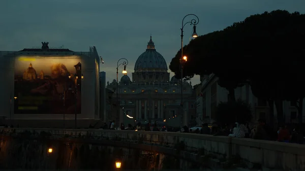 La vue de la basilique Saint-Pierre au crépuscule, Rome, Vatican, Italie . — Photo