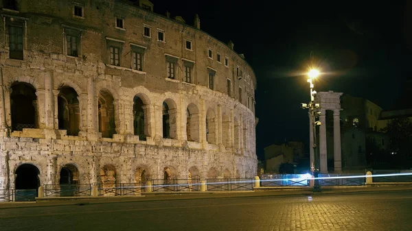 Teatro Di Marcello gece Roma, İtalya. — Stok fotoğraf
