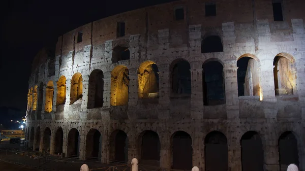 Blick auf das Kolosseum in Rom in der Dämmerung, Italien — Stockfoto