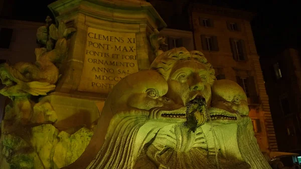 Détail de la fontaine illuminé au Panthéon de Rome — Photo